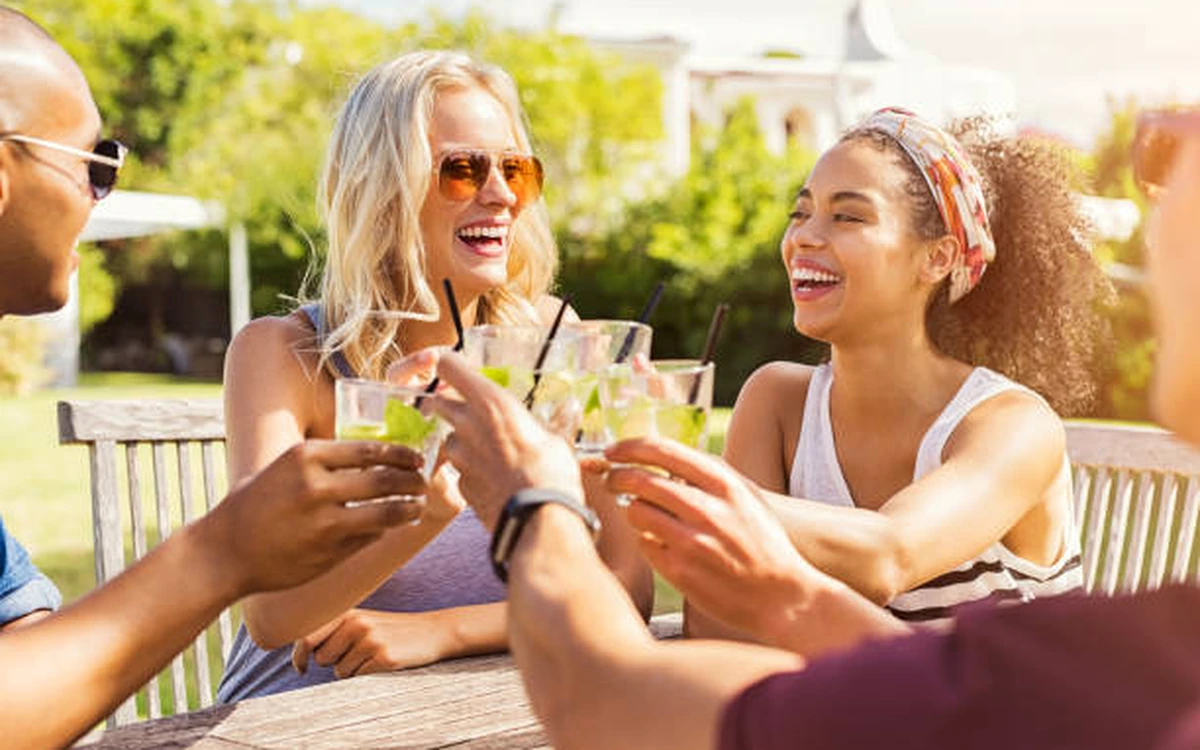 Grupo brindando con mojitos durante una actividad de verano para empresas