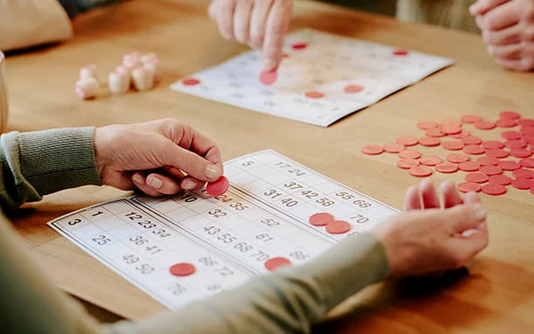 Personas jugando al bingo durante una actividad musical de team building